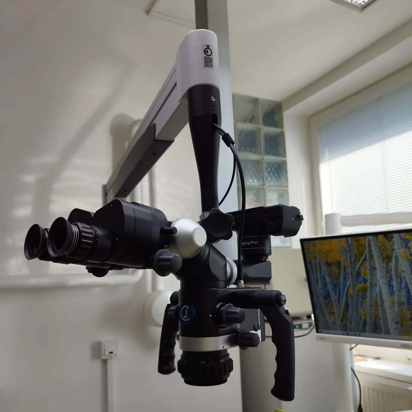 Dentálny mikroskop SebiDent Košice - 25× zväčšenie pre presnú diagnostiku