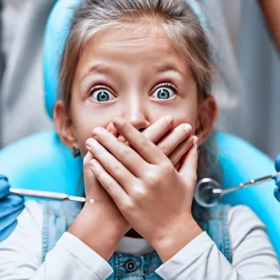 Dievčatko s úzkosťou zo zubára